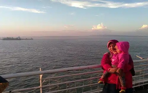 Berpose dengan Latar Laut