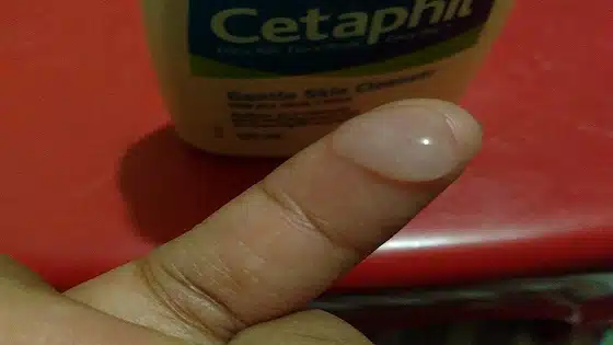 Bersahabat dengan Cetaphil Gentle Skin Cleanser 2 Wujud Cethapil Gentle Skin Cleanser yang cair dan warnanya putih