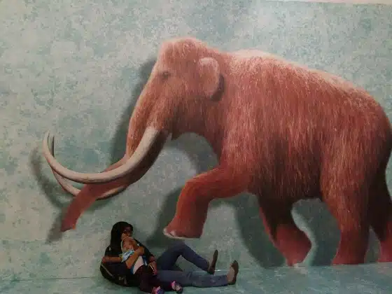 Jalan-Jalan ke De MATA Trick Eye, Wisata Museum 3D di Surabaya 6 Salfa dan Silvi beraksi