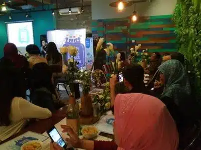 Senangnya Diajak Ngobrol Blogger Cantik oleh Sakuku BCA 5 Dihibur oleh Aji