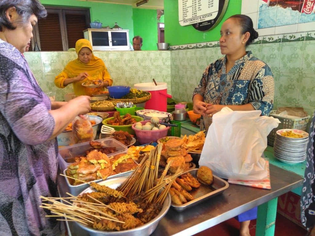 Kulineran? Ini Dia 5 Tempat Makan Pecel Enak di Surabaya yang Bikin Ketagihan 5