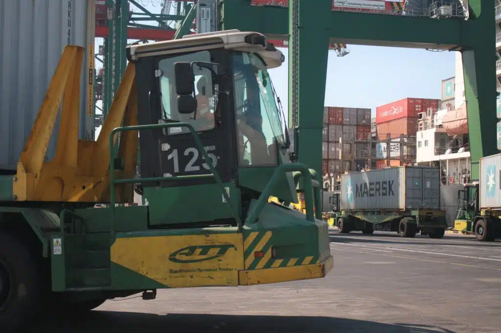 Inovasi Pelindo III dengan Pesatnya Perkembangan Smart-Green Port Terminal Teluk Lamong 6 Arus Truk Angkut Kontainer Dari dan Menuju Kapal