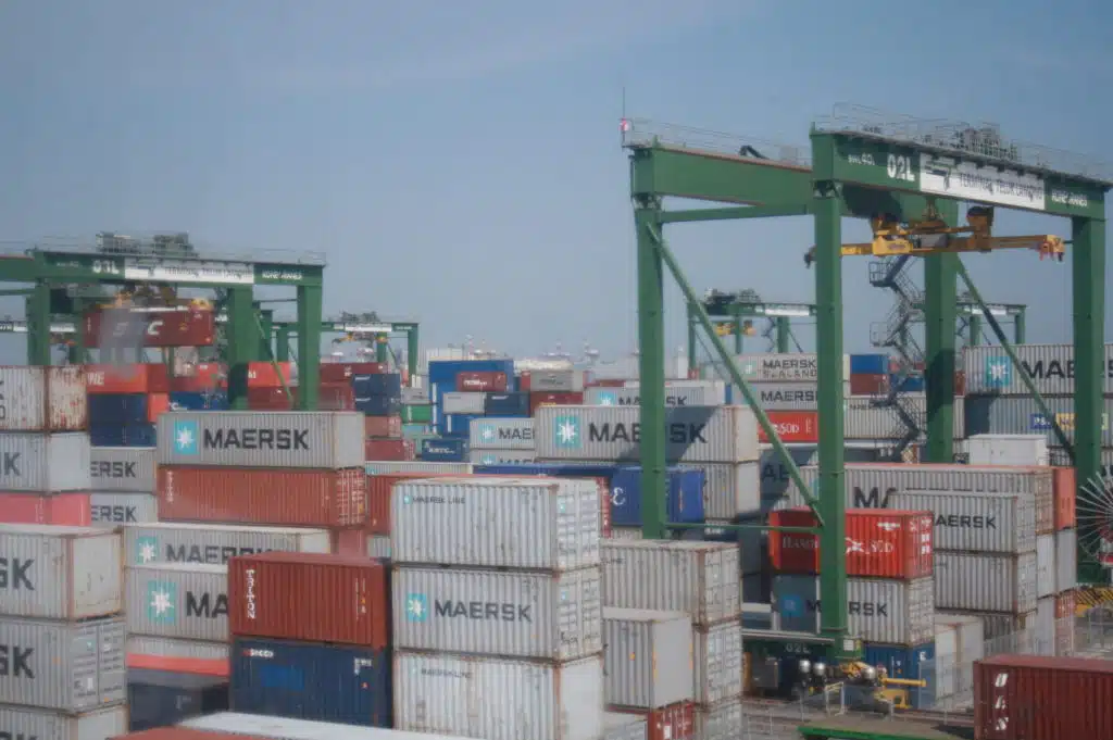 Inovasi Pelindo III dengan Pesatnya Perkembangan Smart-Green Port Terminal Teluk Lamong 5 Kontainer yang Sedang diangkut ASC