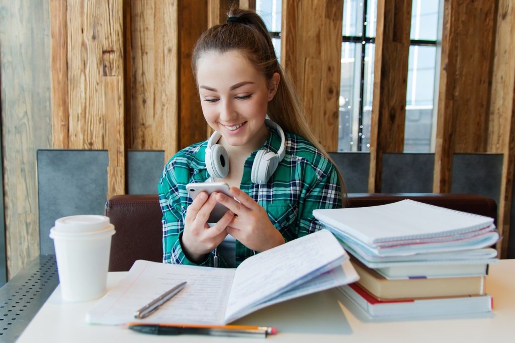 Tips Irit Anak Kost Biar Tetap Eksis di Media Sosial 2 Tips Irit Anak Kost Biar Tetap Eksis di Media Sosial 2