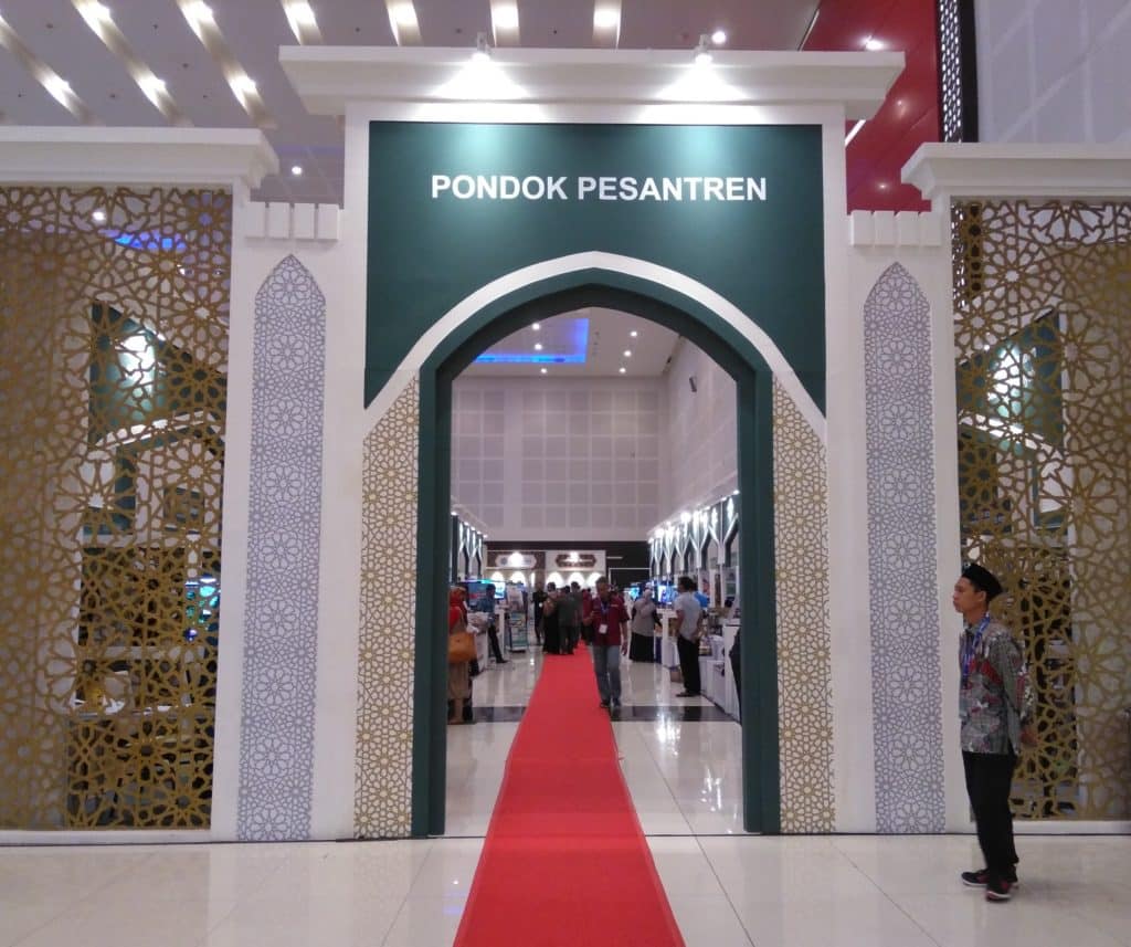 ISEF SHARI’A FAIR 2018: Tolok Ukur Perkembangan Rantai Halal Sistem Ekonomi dan Keuangan Syariah 3 ISEF SHARI’A FAIR 2018: Tolok Ukur Perkembangan Rantai Halal Sistem Ekonomi dan Keuangan Syariah 3