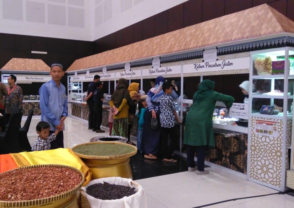ISEF SHARI’A FAIR 2018: Tolok Ukur Perkembangan Rantai Halal Sistem Ekonomi dan Keuangan Syariah 12 ISEF SHARI’A FAIR 2018: Tolok Ukur Perkembangan Rantai Halal Sistem Ekonomi dan Keuangan Syariah 12