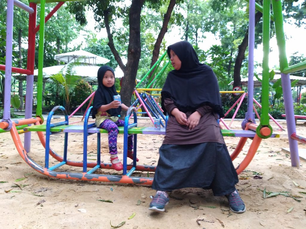 5 Tip Ibu Tetap Bahagia Mendampingi Si Kecil yang Aktif dengan Mudah 2 outdoor bermain bersama indomilk