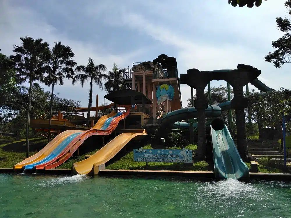 Ciputra Waterpark, Tempat Wisata Air Terlengkap dan Terbesar di Surabaya 11 roc tower