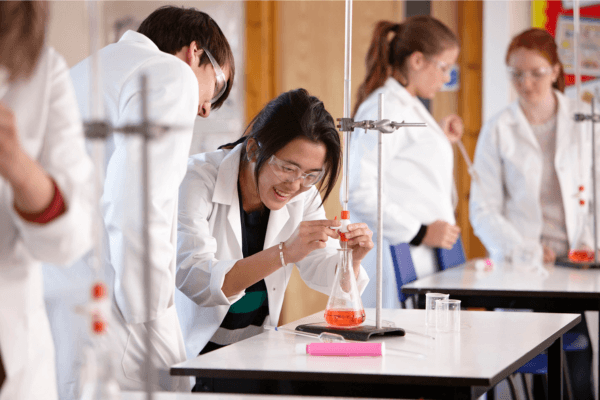Contoh Laporan Praktikum Kimia Larutan di Laboratorium 1 Praktikan yang Melakukan Eksperimen di Laboratorium